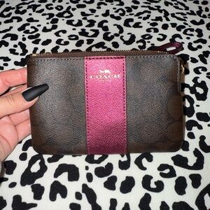 NEW COACH SMALL WRISTLET 
LOGO PRINT with RASPBERRY METALIC 🔮